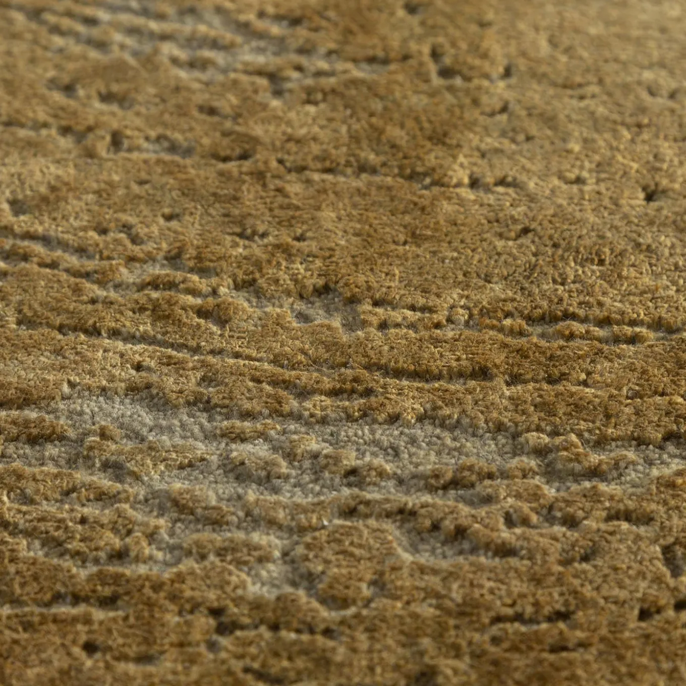 Tappeto Free Verse annodato a mano in grigio argento e cumino