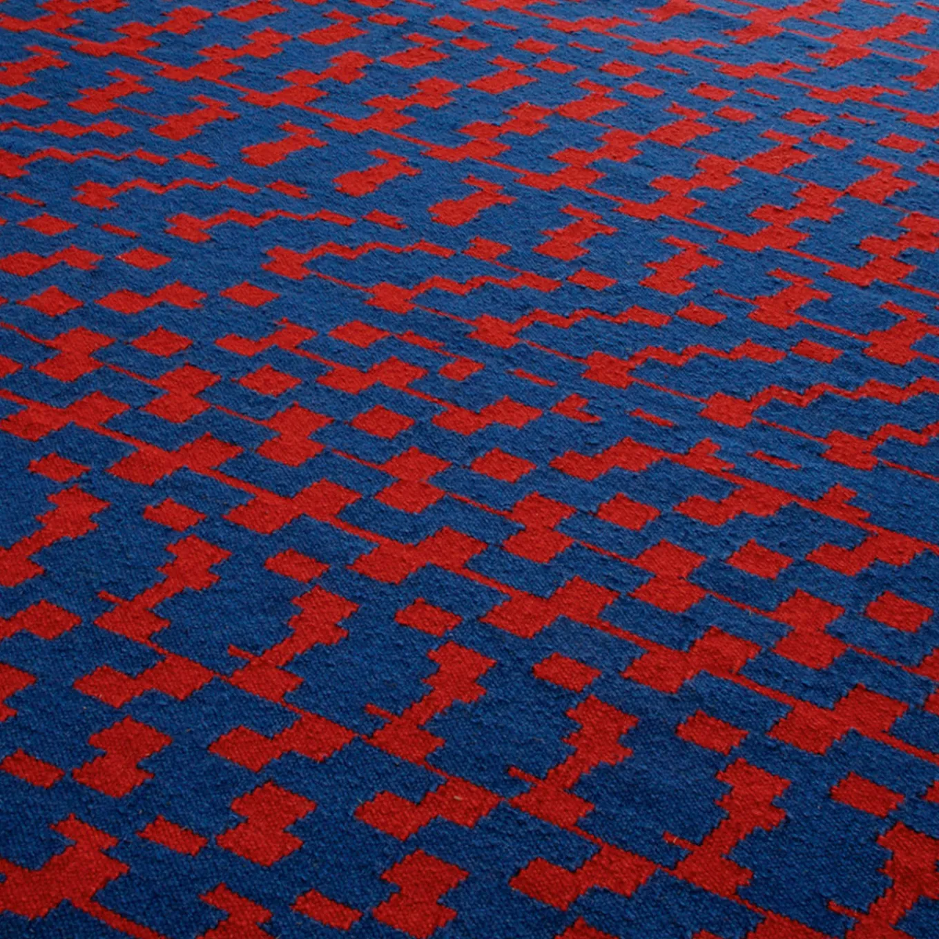 Tappeto Fuoritempo Kilim viola di Paolo Giordano e Nicole Jeanneret