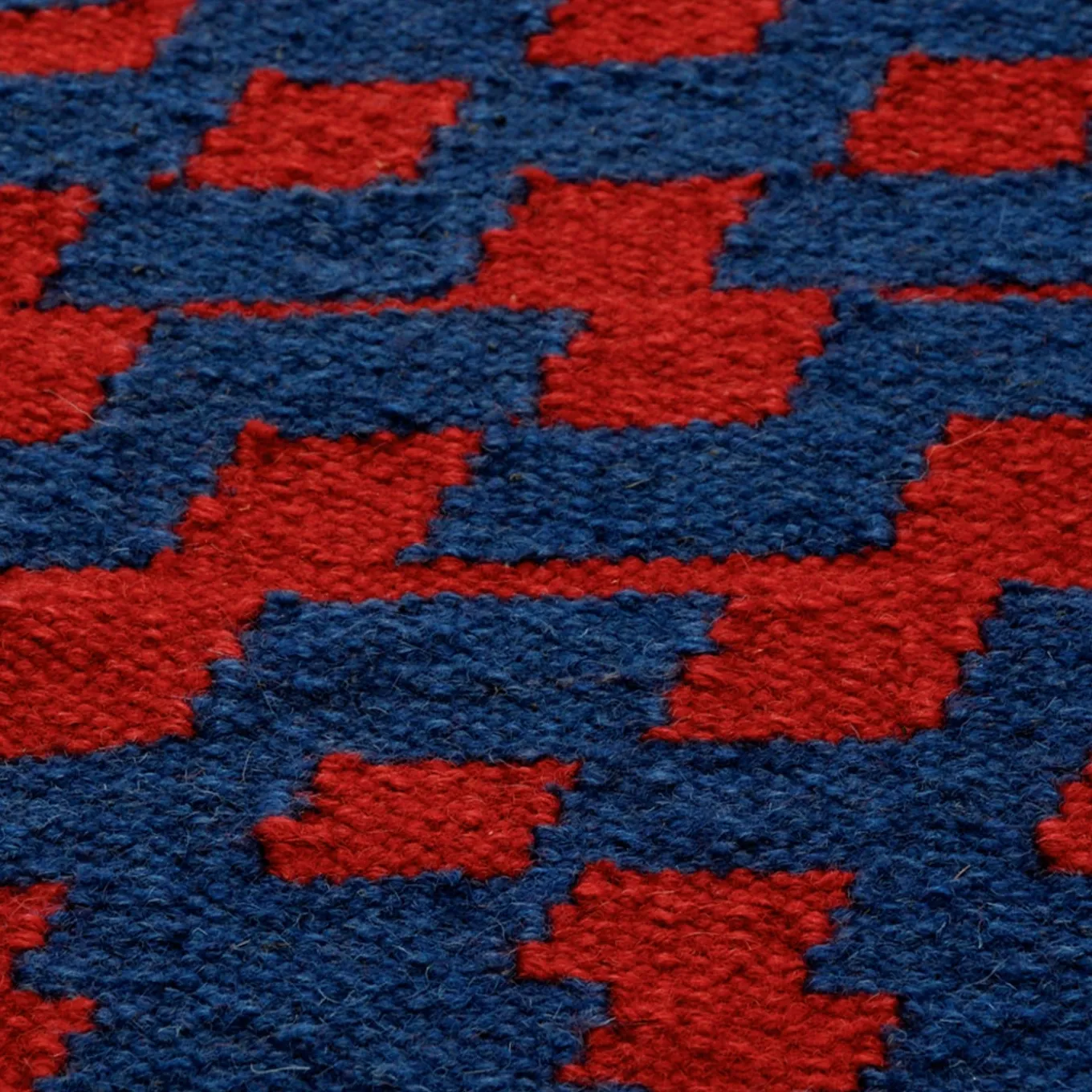 Tappeto Fuoritempo Kilim viola di Paolo Giordano e Nicole Jeanneret