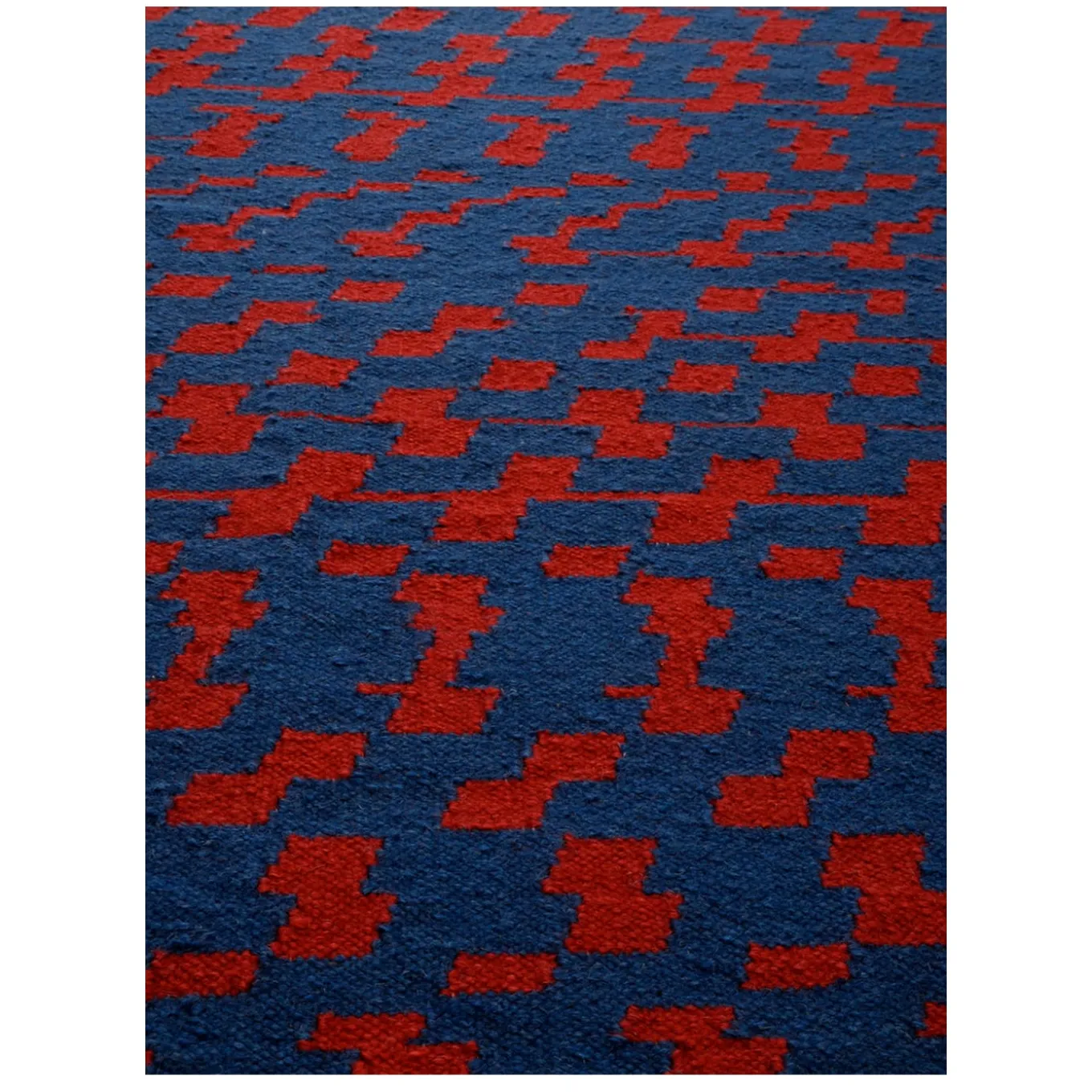 Tappeto Fuoritempo Kilim viola di Paolo Giordano e Nicole Jeanneret