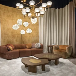 Tavolino da caffè a forma fluida con dettagli ottone Yin