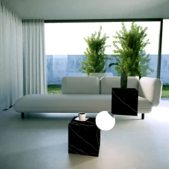 Tavolino e lampada da terra CSD in marmo nero di Sissy Daniele