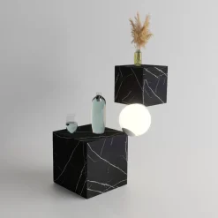 Tavolino e lampada da terra CSD in marmo nero di Sissy Daniele