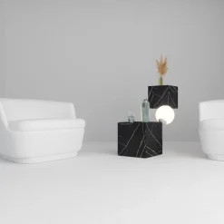 Tavolino e lampada da terra CSD in marmo nero di Sissy Daniele