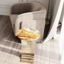 Tavolino Hani in marmo arancione con struttura metallica in finitura oro