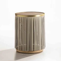 Tavolino in frassino indiano con frangia in pelle grigia