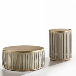 Tavolino in frassino indiano con frangia in pelle grigia