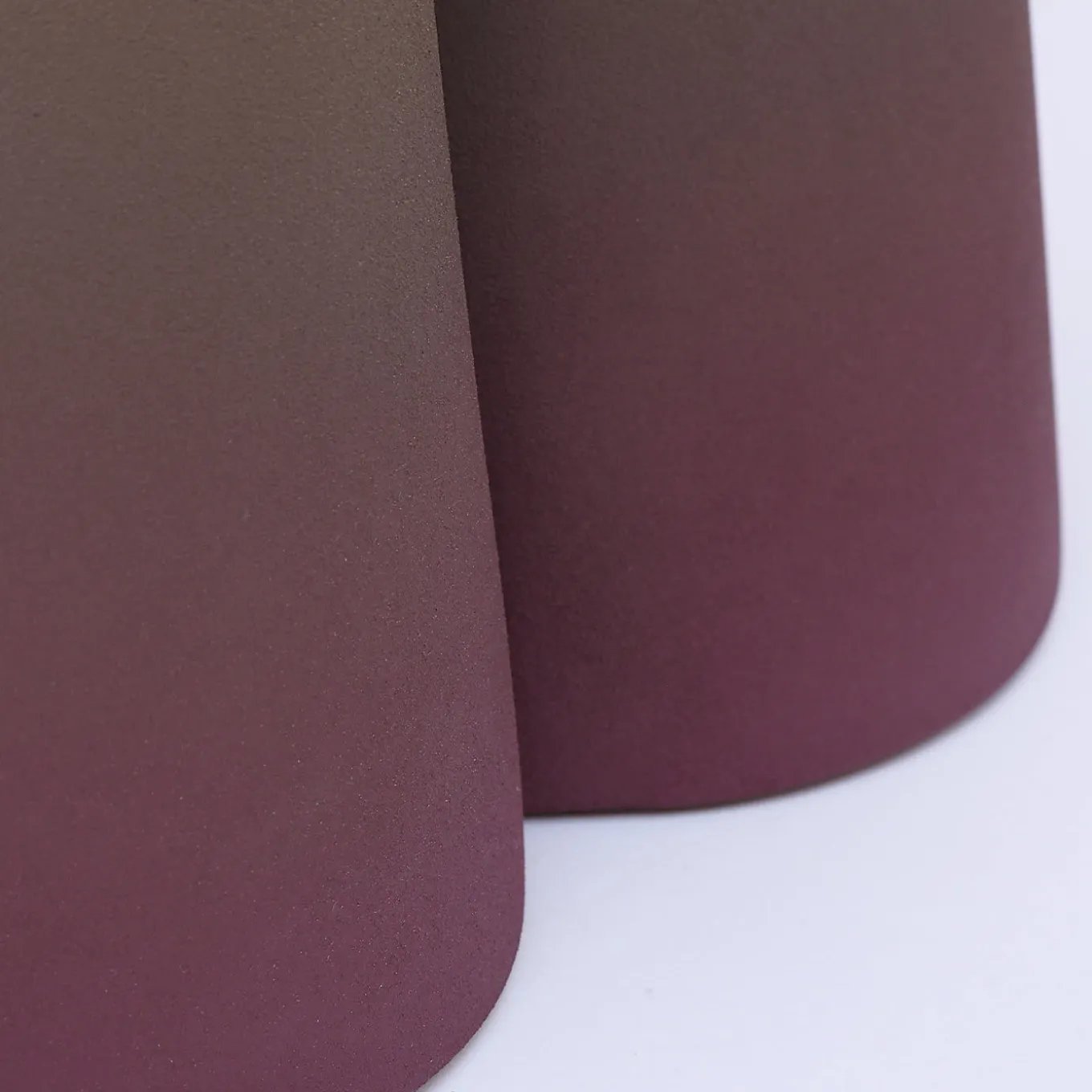 Tavolino Isola in ceramica viola di Cara/Davide