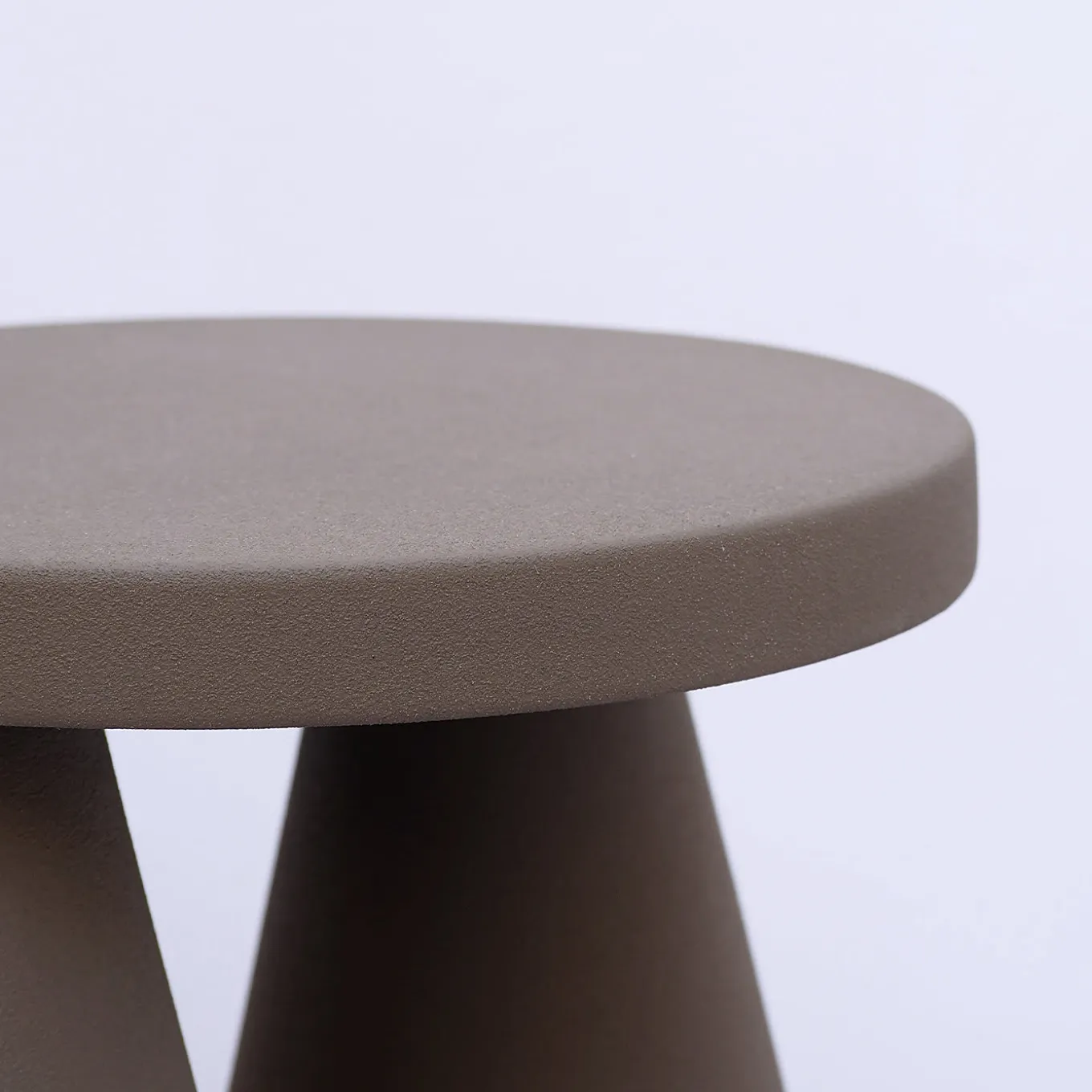 Tavolino Isola in ceramica viola di Cara/Davide