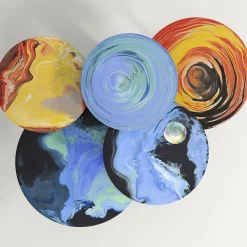 Tavolino rotondo Astraliti in metallo dai toni caldi #1