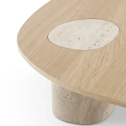 Tavolino Stone ovale in rovere naturale con base in marmo tornito