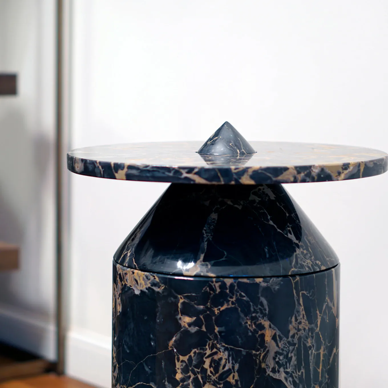 Tavolino Totem Black Portoro di Karen Chekerdjian