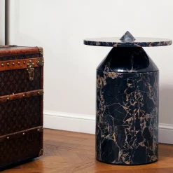 Tavolino Totem Black Portoro di Karen Chekerdjian