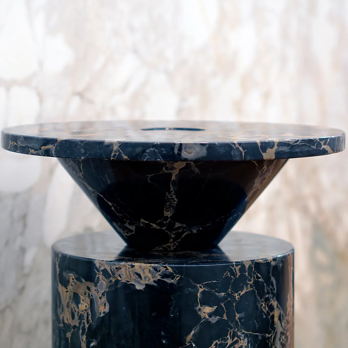 Tavolino Totem Black Portoro di Karen Chekerdjian