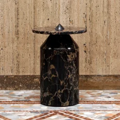 Tavolino Totem Black Portoro di Karen Chekerdjian