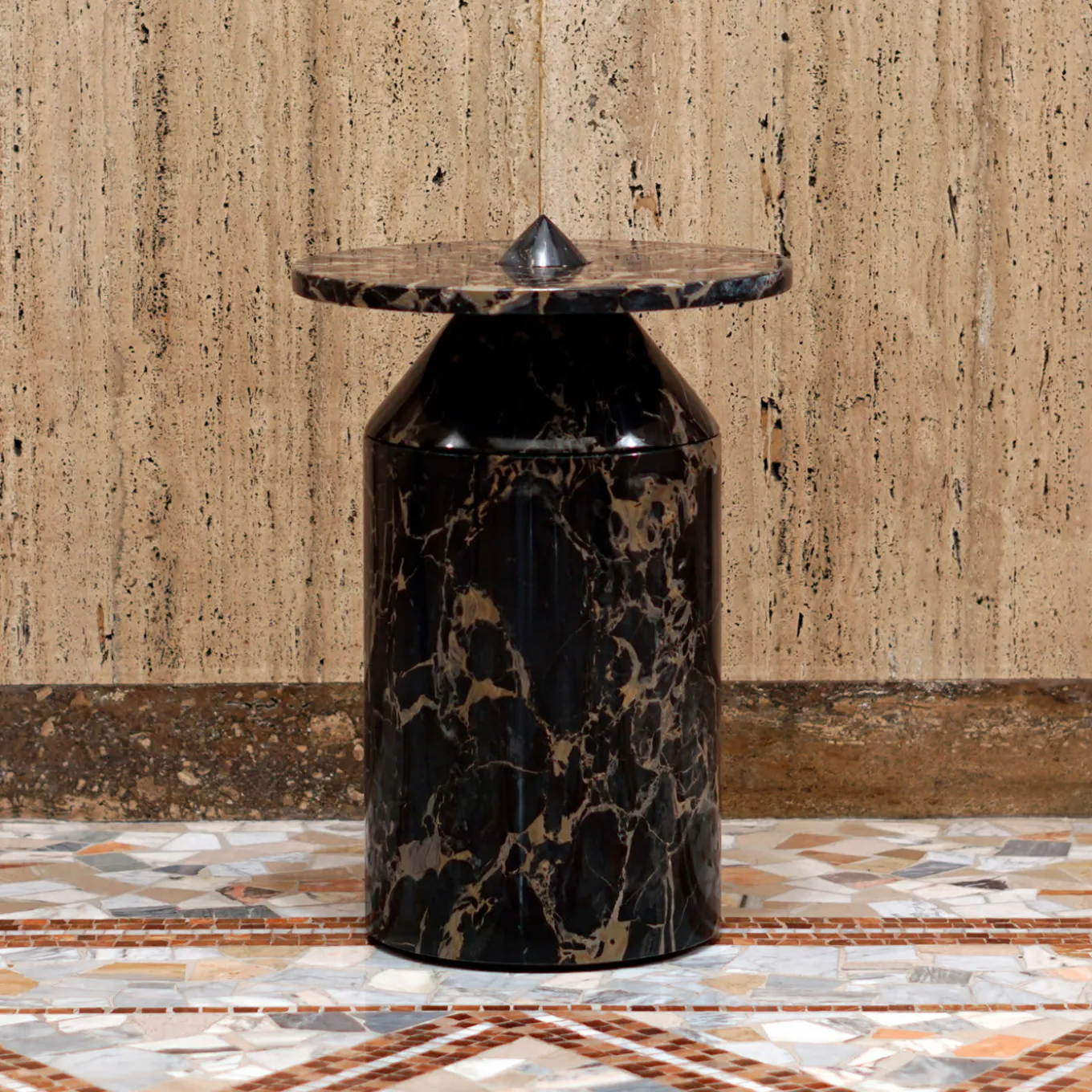 Tavolino Totem Black Portoro di Karen Chekerdjian