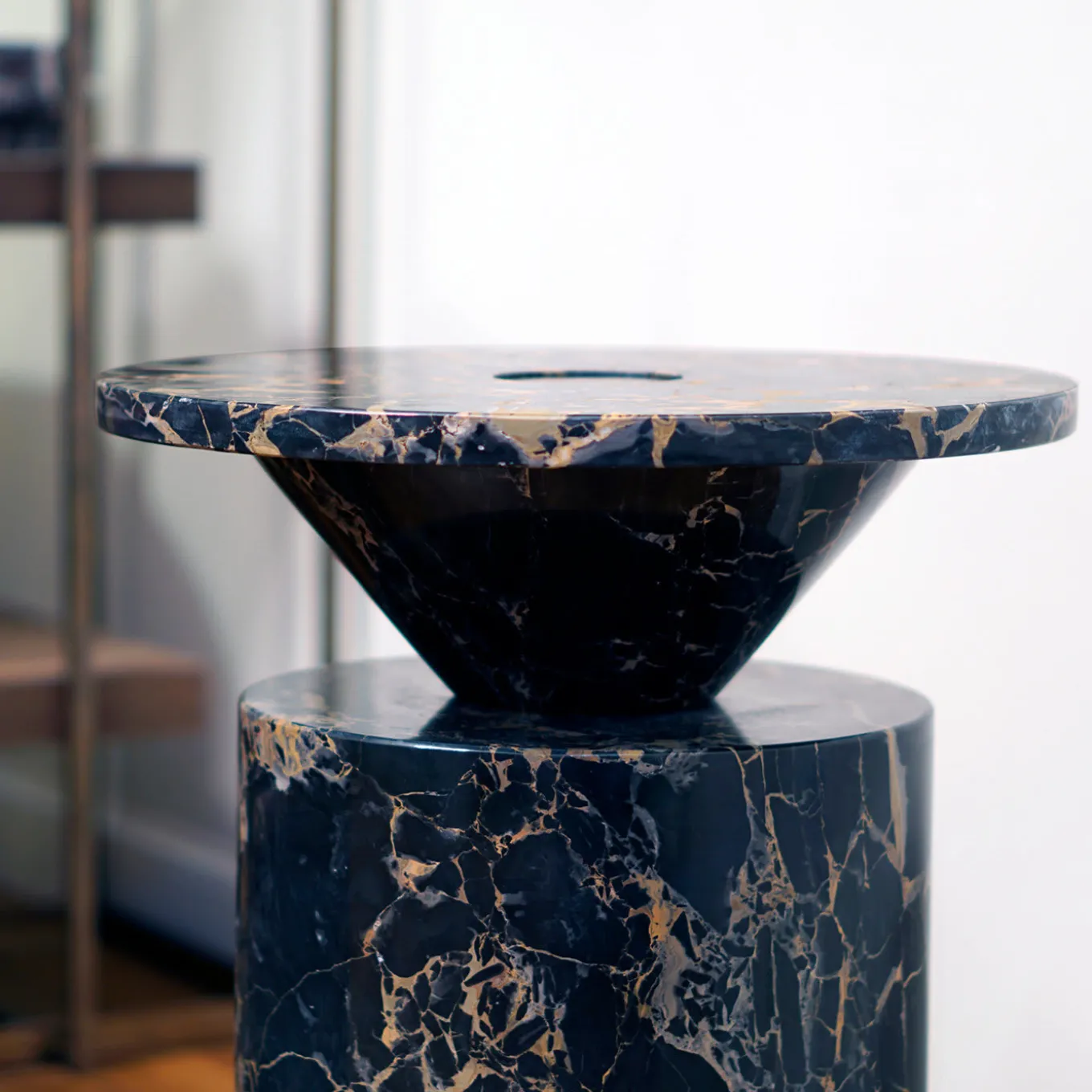 Tavolino Totem Black Portoro di Karen Chekerdjian