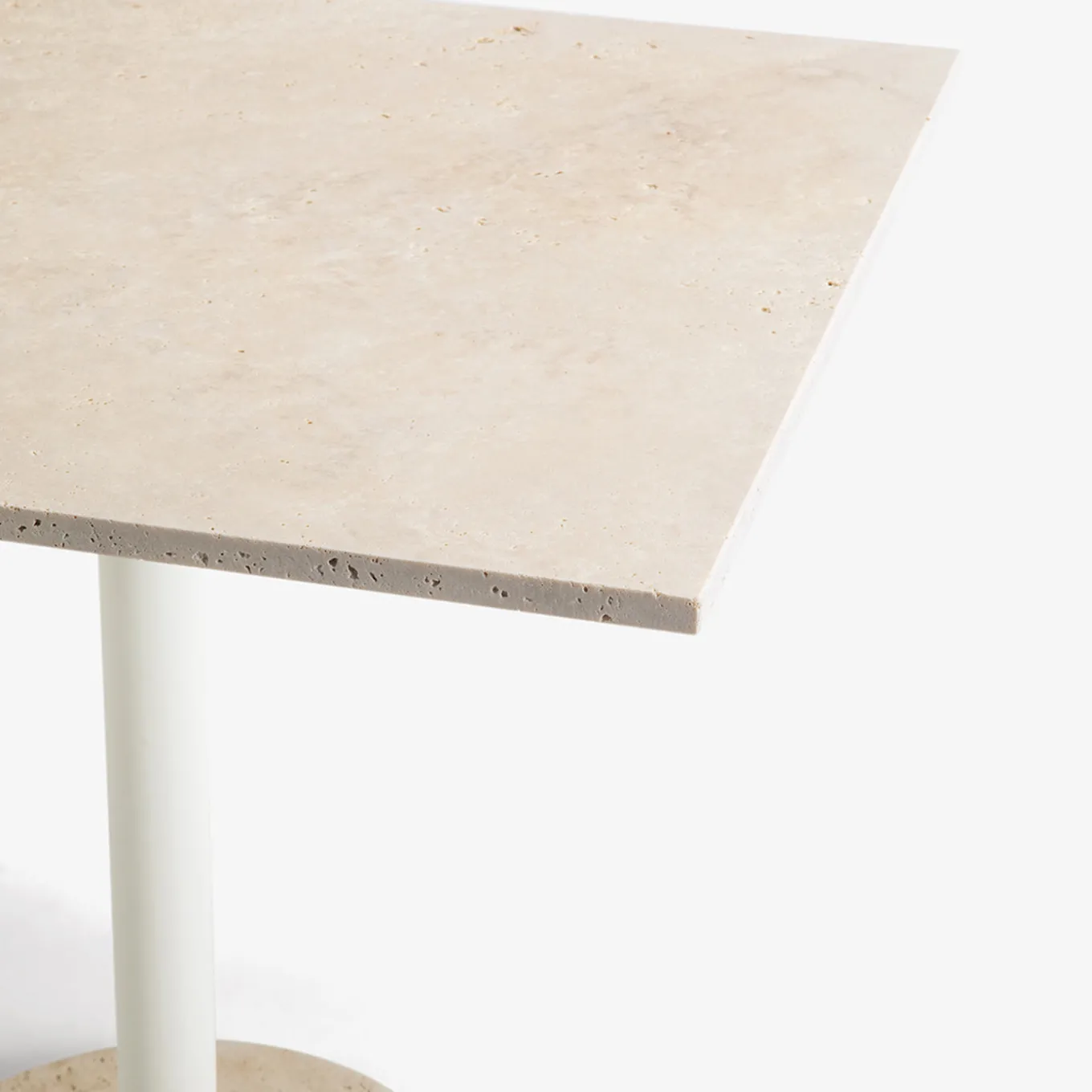 Tavolo bistro quadrato beige in travertino da esterno Tamia