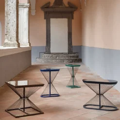 Tavolo da cocktail quadrato Aegis di Ziad Alonaizy