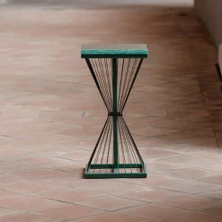 Tavolo da cocktail quadrato Aegis di Ziad Alonaizy