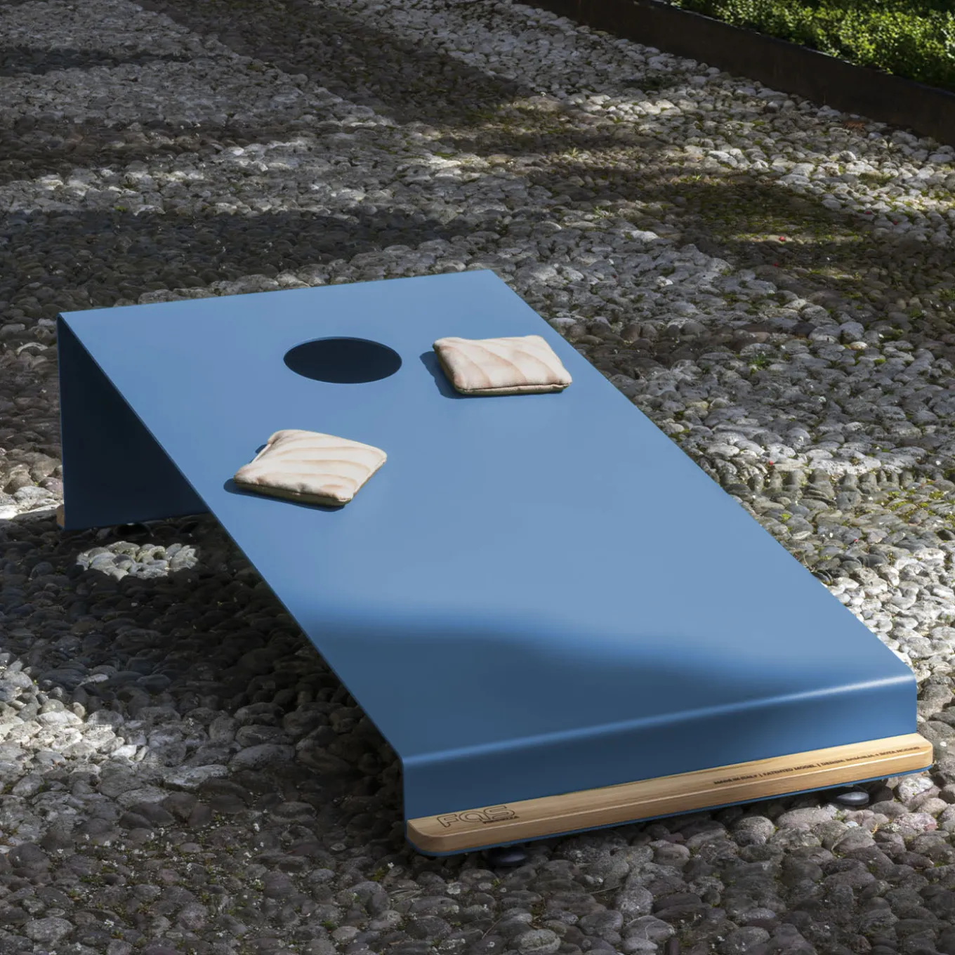 Tavolo da gioco all'aperto Cornhole in metallo blu Cornelius
