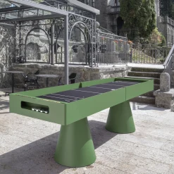 Tavolo da gioco Shuffleboard in metallo verde Brooklyn con dettagli in legno iroko
