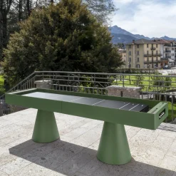 Tavolo da gioco Shuffleboard in metallo verde Brooklyn con dettagli in legno iroko