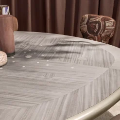 Tavolo da pranzo in metallo intarsiato con gocce d'argento e legno grigio