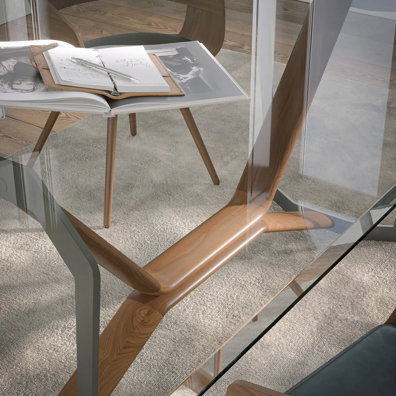 Tavolo da pranzo Oliver in vetro trasparente e noce canaletto