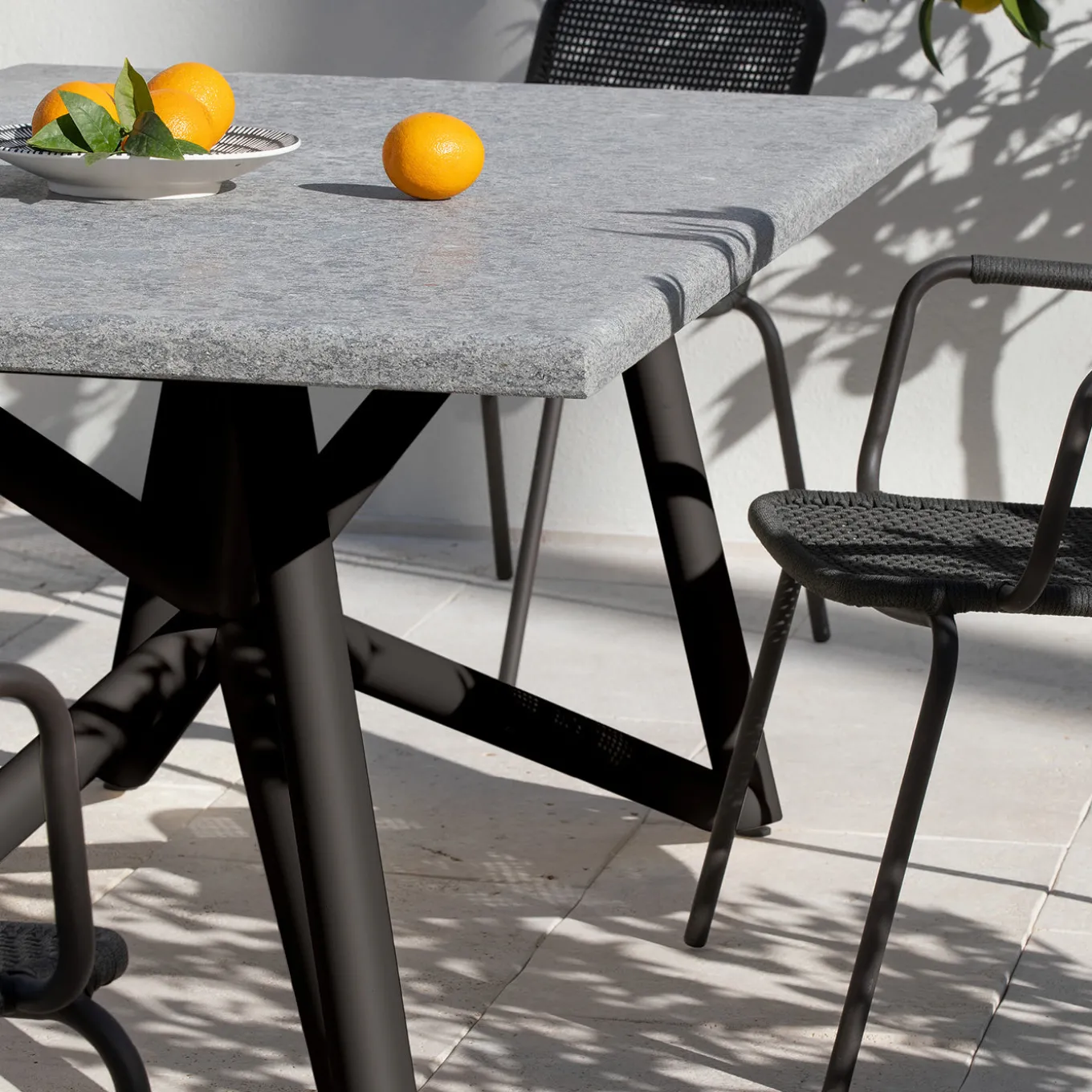 Tavolo da pranzo outdoor rettangolare in peperino grigio e acciaio marrone Larte 200