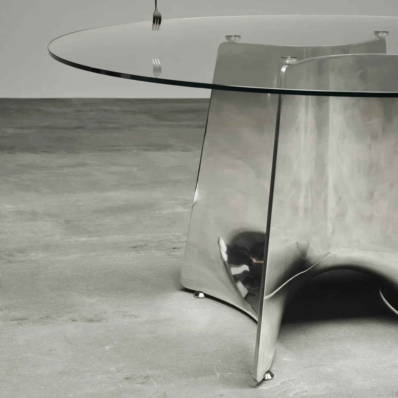 Tavolo da pranzo ovale in vetro Bentz di Jeff Miller