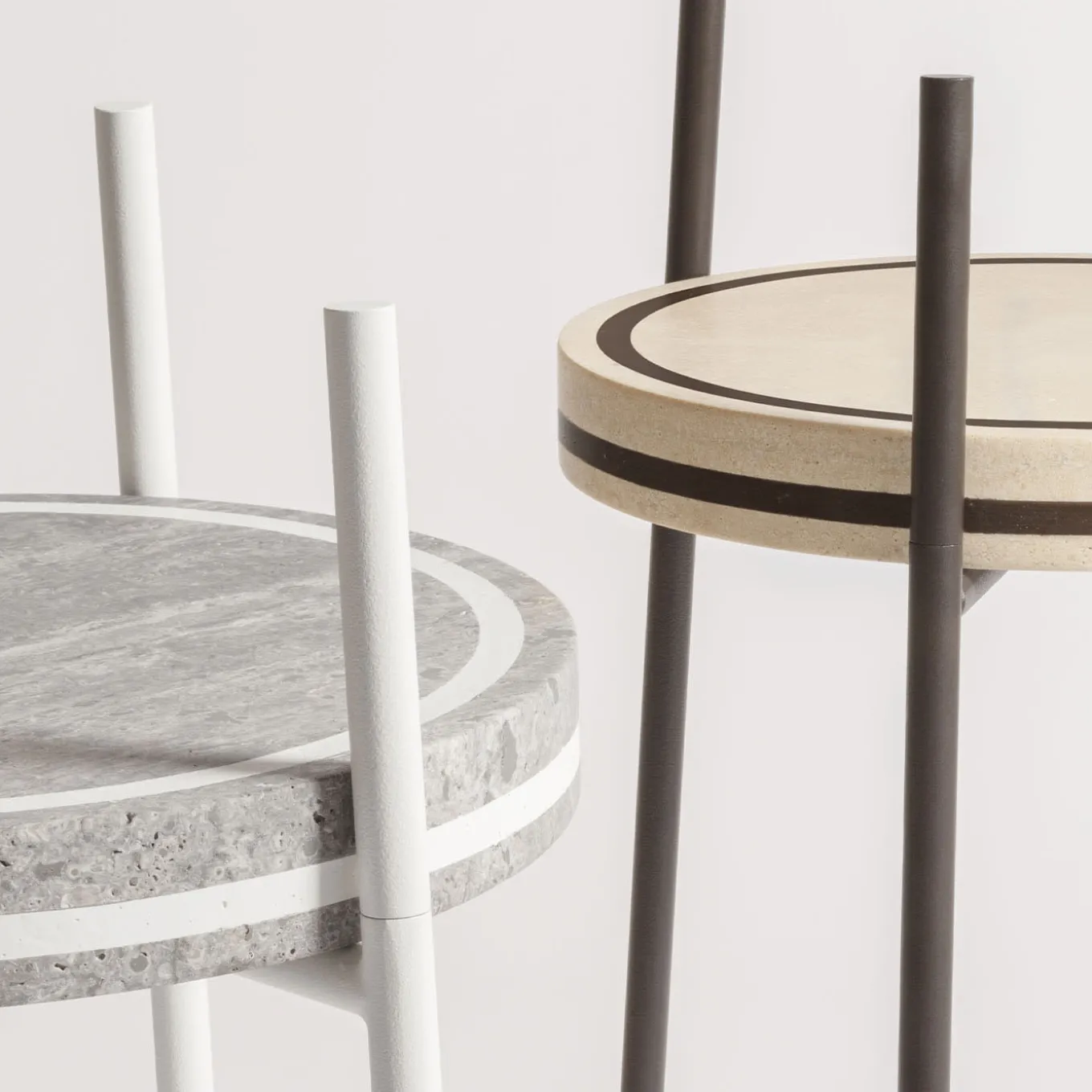 Tavolo Oblivion piccolo rotondo in travertino marrone