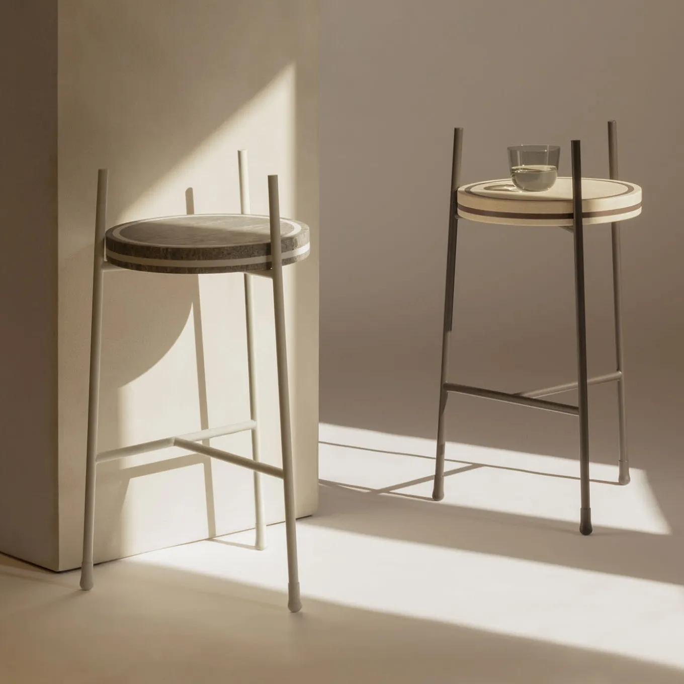 Tavolo Oblivion piccolo rotondo in travertino marrone