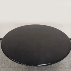 Tavolo rotondo in pelle di capra blu