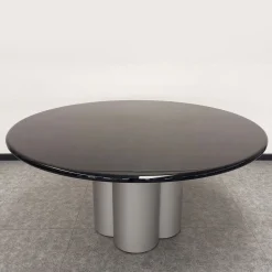 Tavolo rotondo in pelle di capra blu