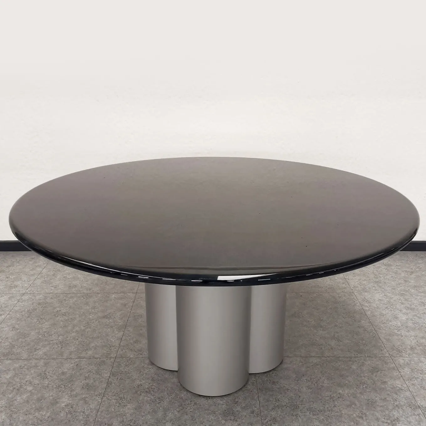 Tavolo rotondo in pelle di capra blu