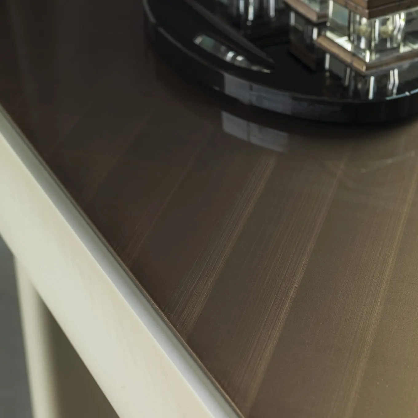 Tavolo Vanity Loop con piano in metallo