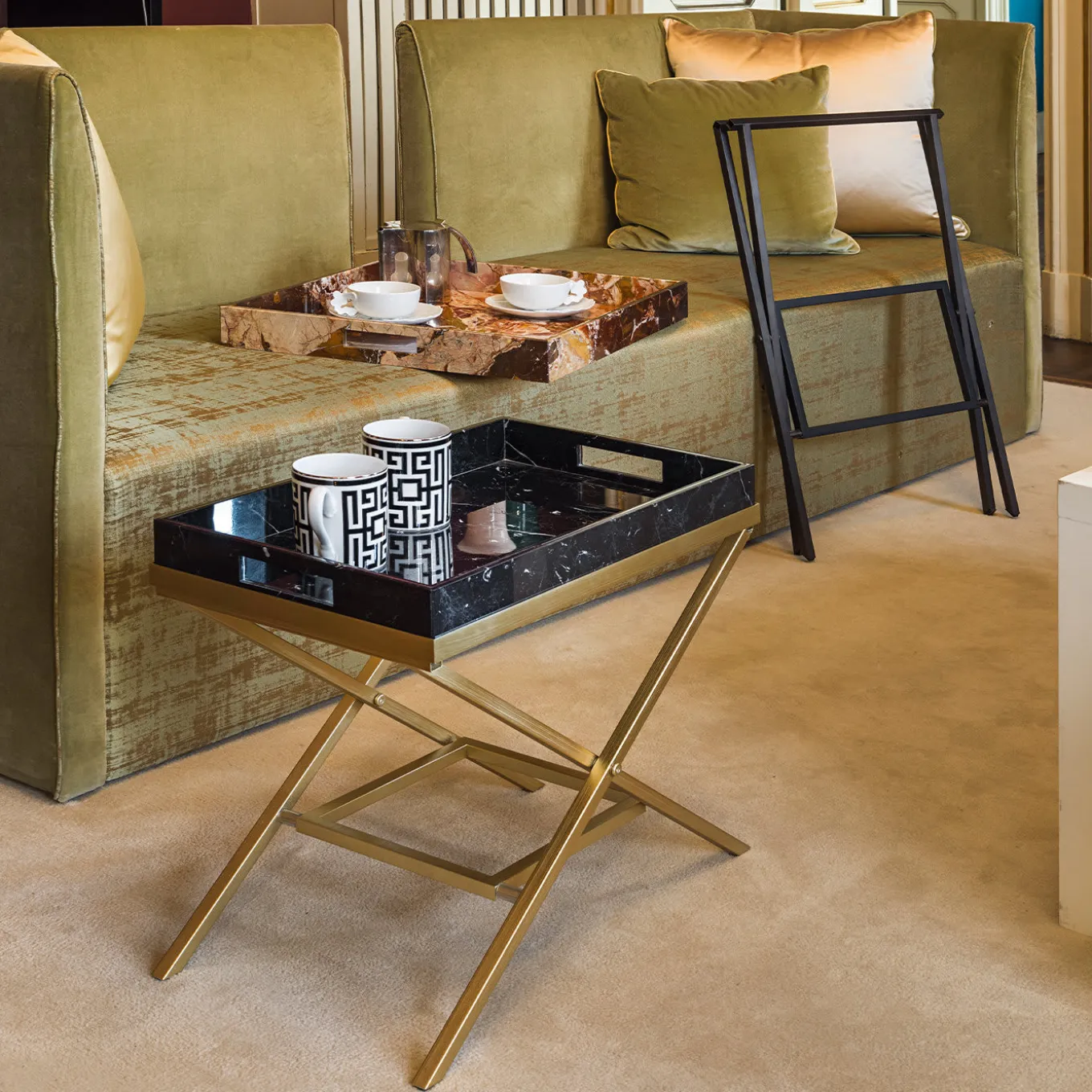 Tavolo vassoio in marmo Vaniteux Veridique di SONJA VIZZINI