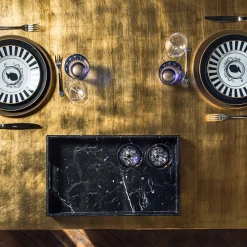 Tavolo vassoio in marmo Vaniteux Veridique di SONJA VIZZINI