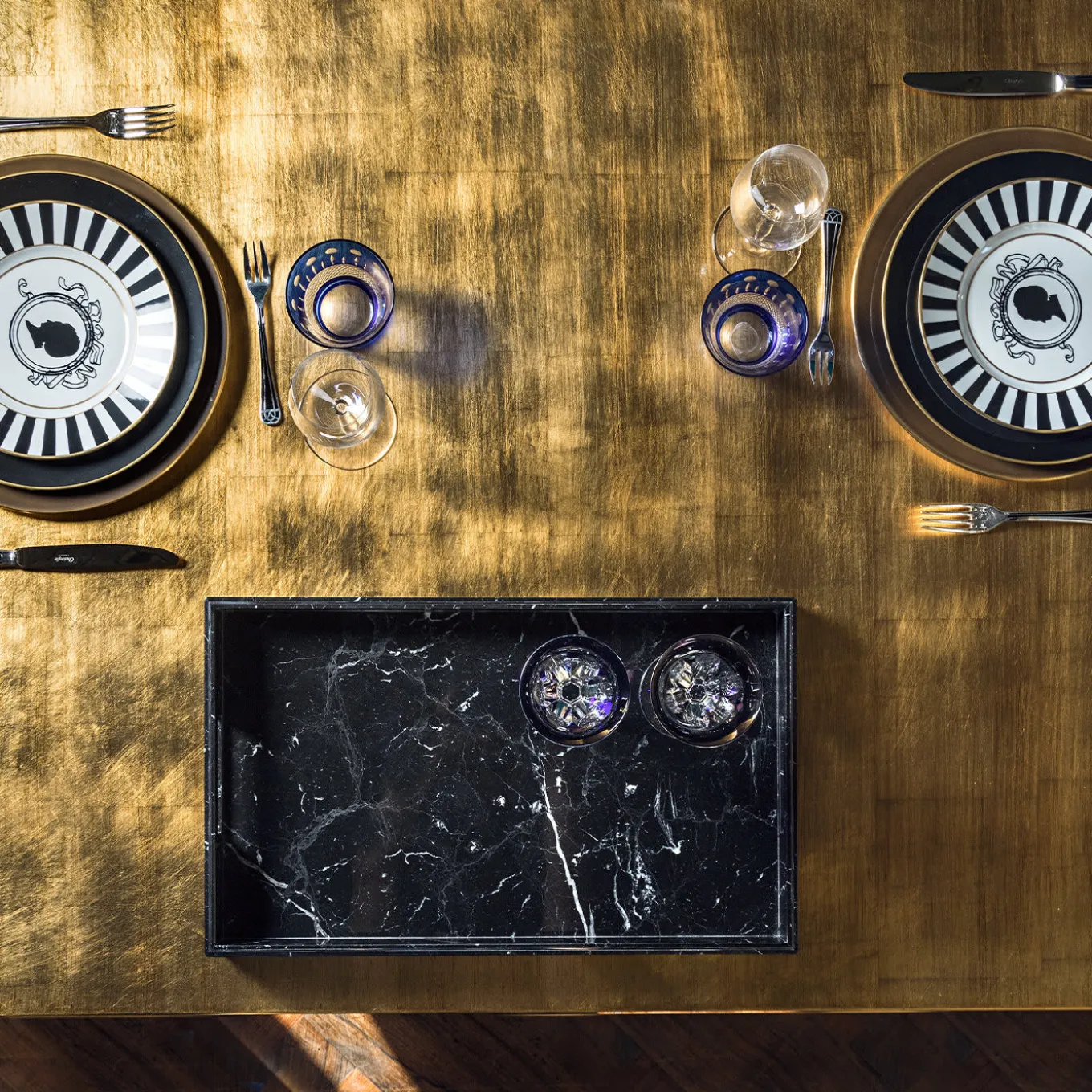 Tavolo vassoio in marmo Vaniteux Veridique di SONJA VIZZINI