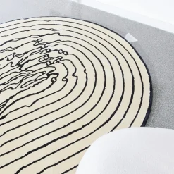 The Floor Is Lava - Tappeto Lava Line bianco e nero di PLACéE