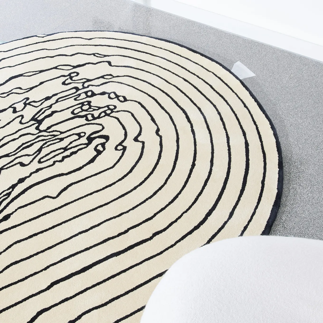 The Floor Is Lava - Tappeto Lava Line bianco e nero di PLACéE