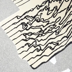 The Floor Is Lava - Tappeto Lava Line bianco e nero di PLACéE