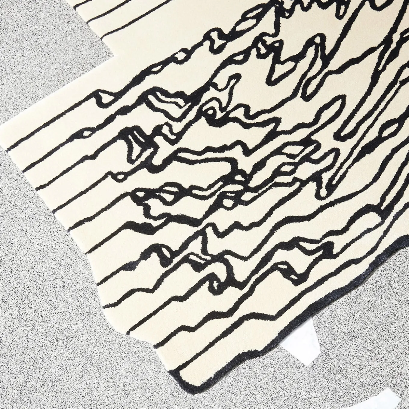 The Floor Is Lava - Tappeto Lava Line bianco e nero di PLACéE