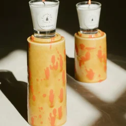 Totem caramello e arancia con candela profumata Quercia