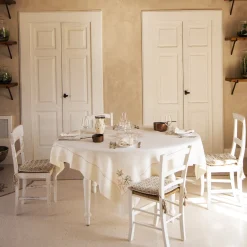 Tovaglia in Lino Avorio Ricamata con Foglia d'Acero