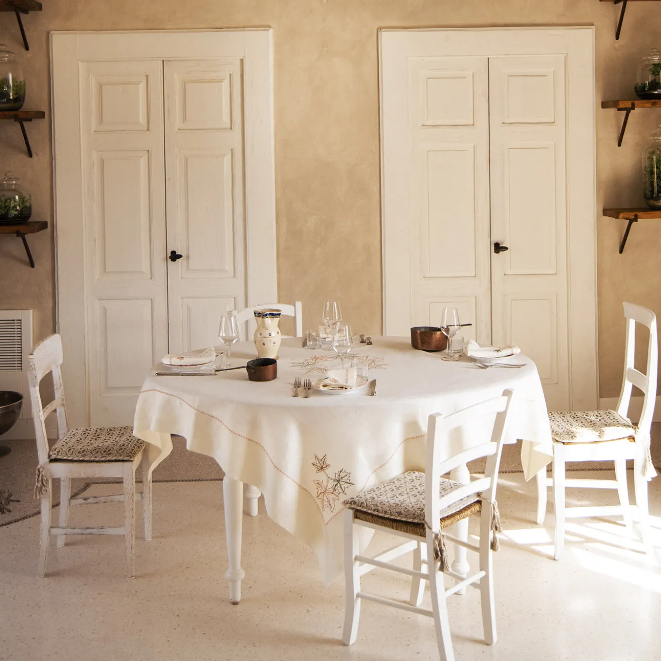 Tovaglia in Lino Avorio Ricamata con Foglia d'Acero