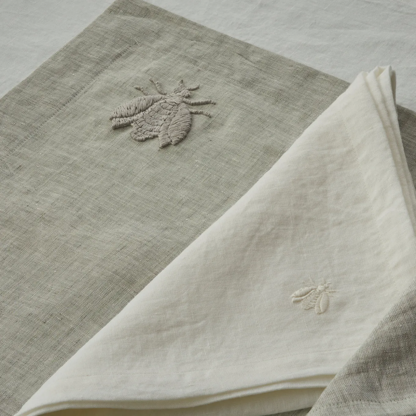 Tovaglia ricamata con ape grande grigia Dunans III