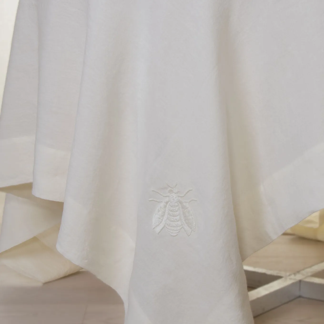 Tovaglia ricamata con ape grande in avorio Dunans III