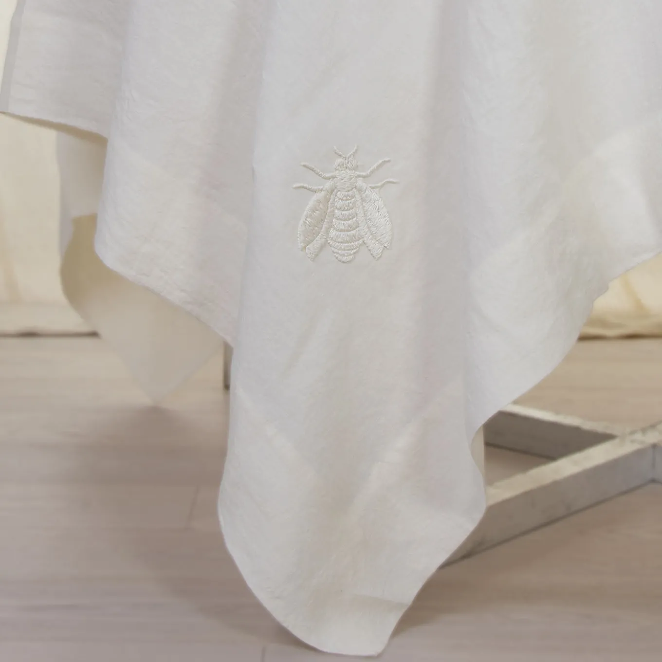 Tovaglia ricamata con ape grande in avorio Dunans III